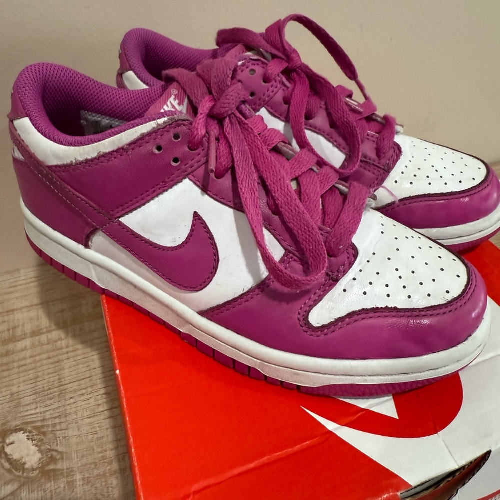 GIRLS Nike Dunk Low
Active Fuchsia